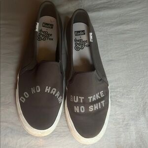 Adorable and witty Keds x The Bee & The Fox Gray Slip-On Shoes, Size 9